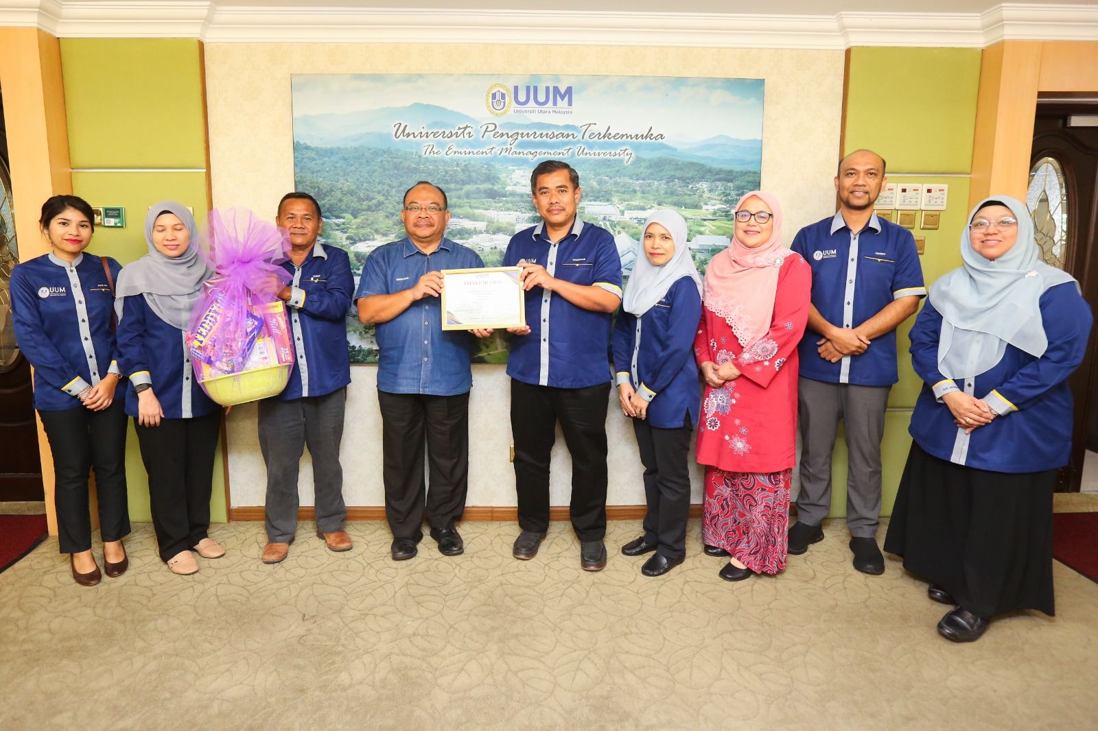 CHOP & CO RANGKUL ANUGERAH EMAS DALAM IDIGITAL 2024 KATEGORI ZON EKSA