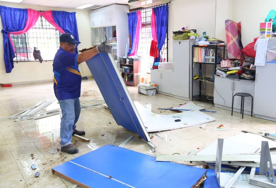 UUM-UniMAP Join Forces to Clean Flood-Hit Schools in Jitra