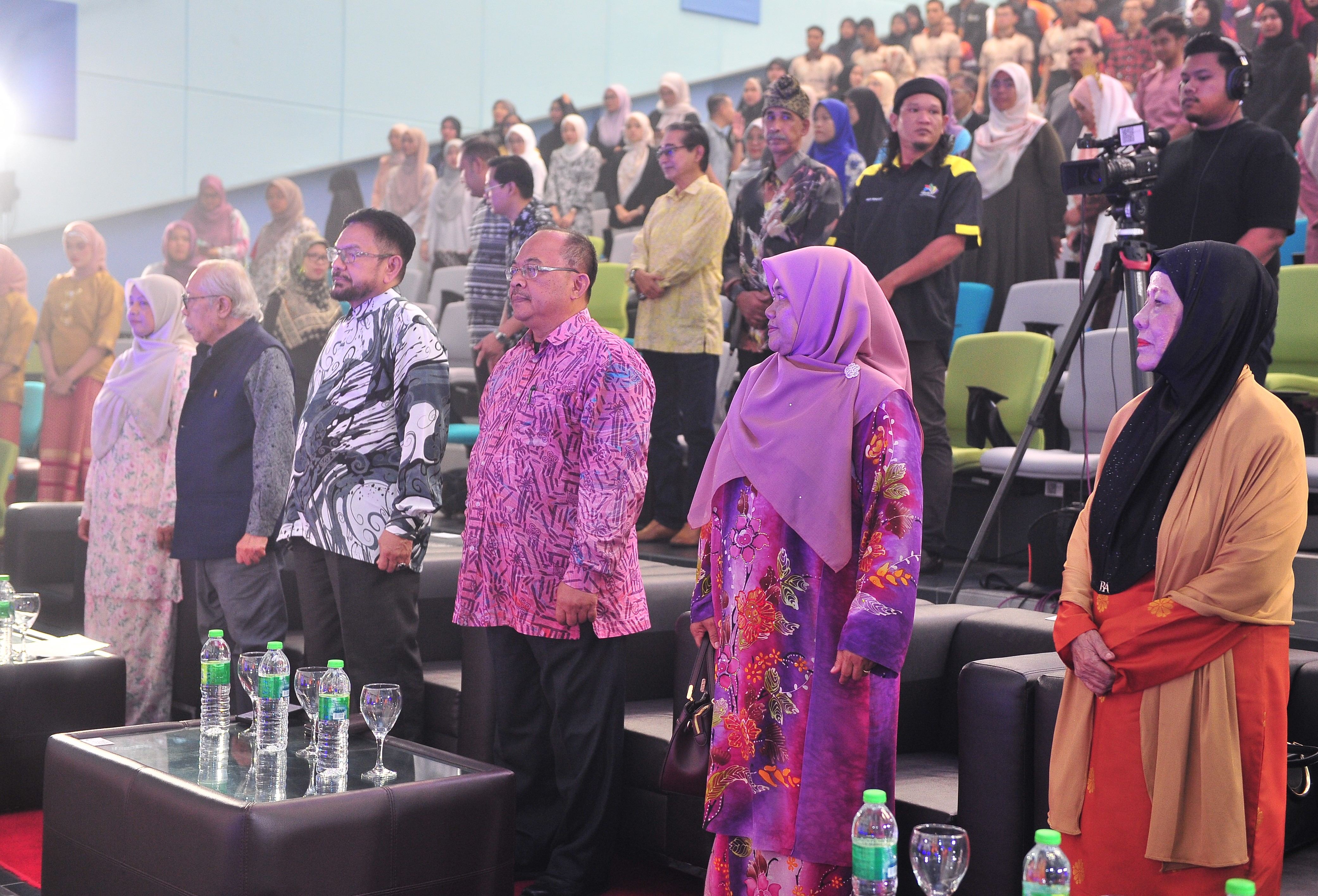 CARI PENDEKATAN BAHARU SUPAYA PUISI KEKAL RELEVAN