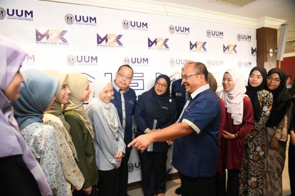 SIX OUTSTANDING SETS OF TWINS CHOOSE UUM FOR HIGHER EDUCATION