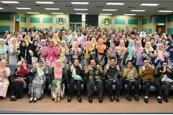 NAIB CANSELOR BERKONGSI HALA TUJU 2024 UUM DENGAN PERPATI