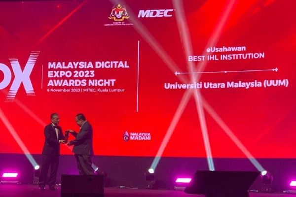 UUM HONORED WITH BEST IHL INSTITUTION eUSAHAWAN AWARD AT THE MDX AWARDS NIGHT 2023