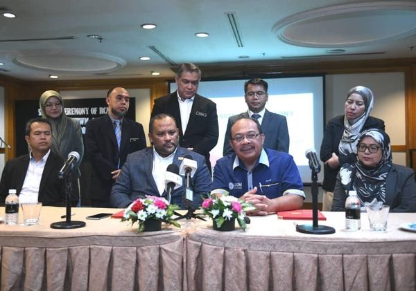 UUM RECEIVES RM10,000 RESEARCH GRANT FROM KDEBWM TO RAISE TVET AWARENESS