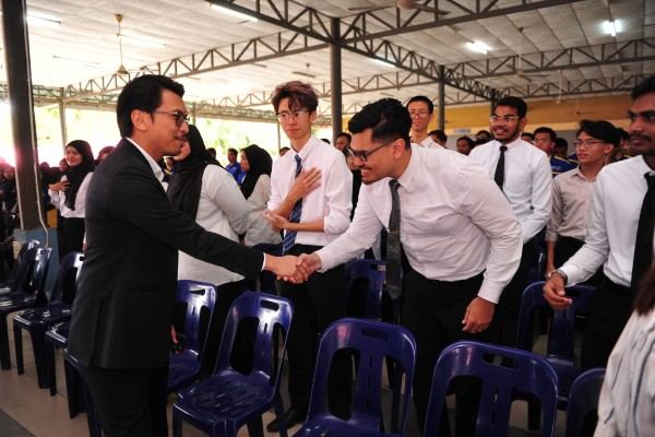 PM'S POLITICAL SECRETARY AT MOF MEETS STUDENT LEADERS