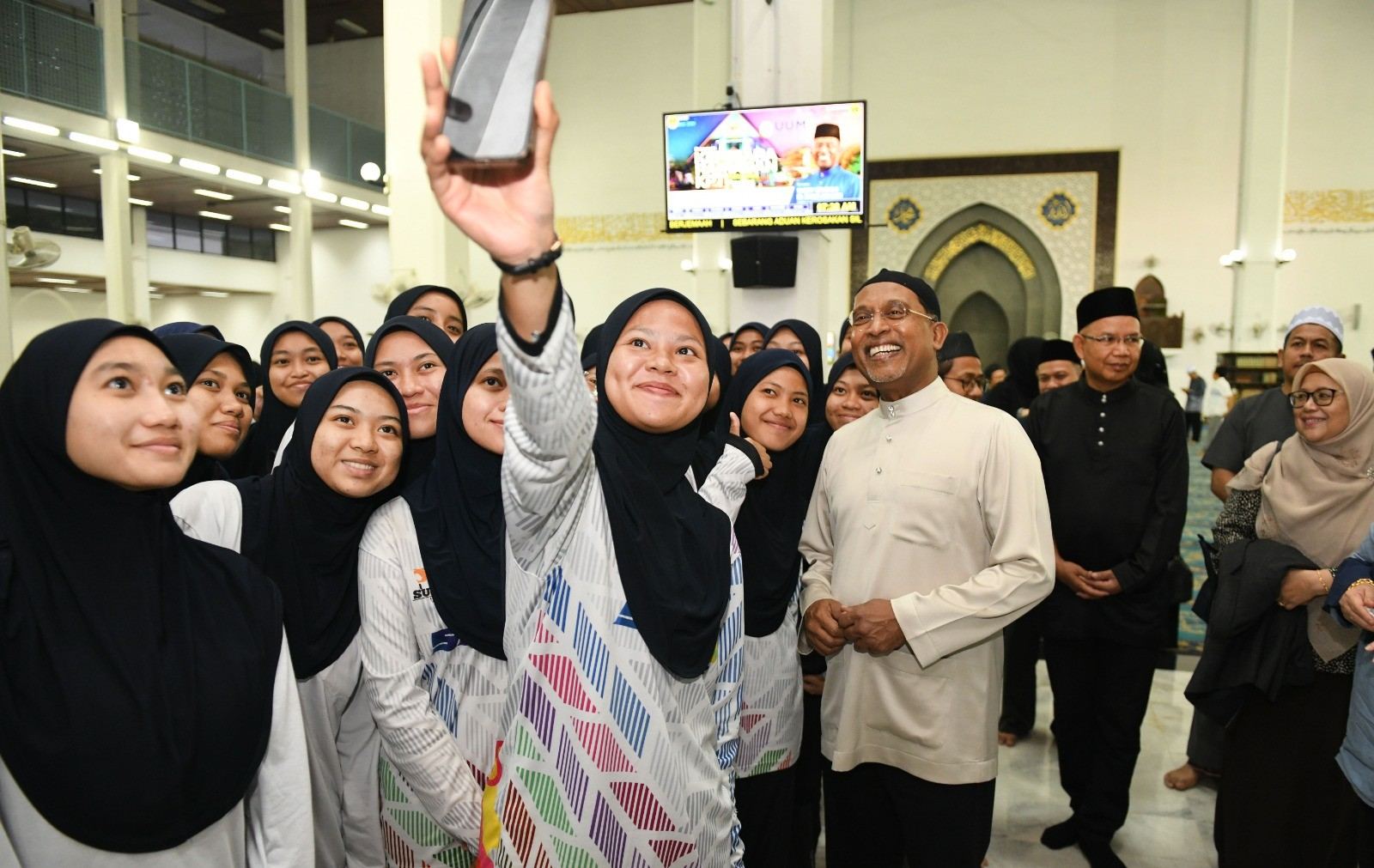DR ZAMBRY ENCOURAGES STUDENTS TO EMBRACE LIFELONG LEARNING